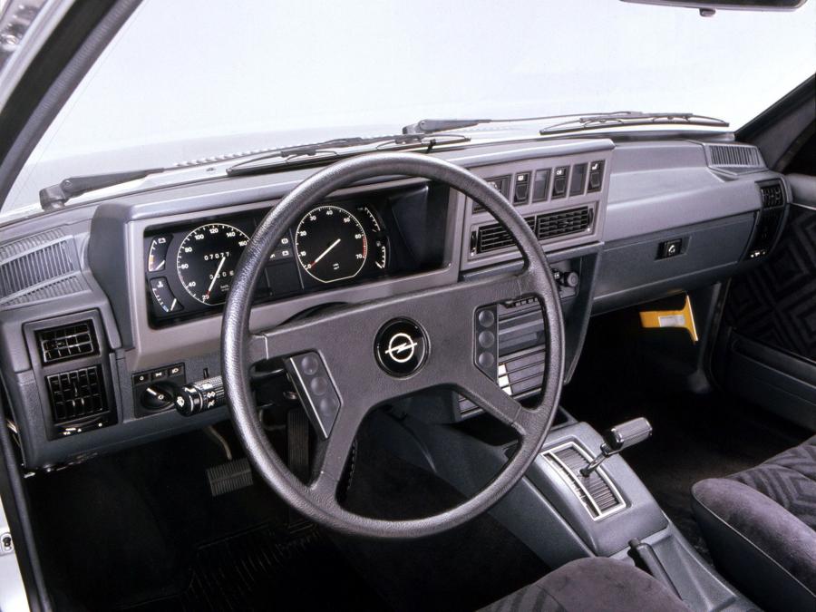 Торпедо Opel Rekord 1982 года  (фото 9 из 21)
